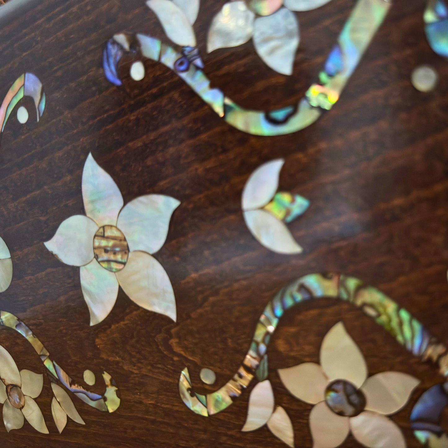 Der Garten des Lichts – Handgefertigte Damaszener Clutch aus Nussbaumholz mit Blumen-Perlmuttintarsien