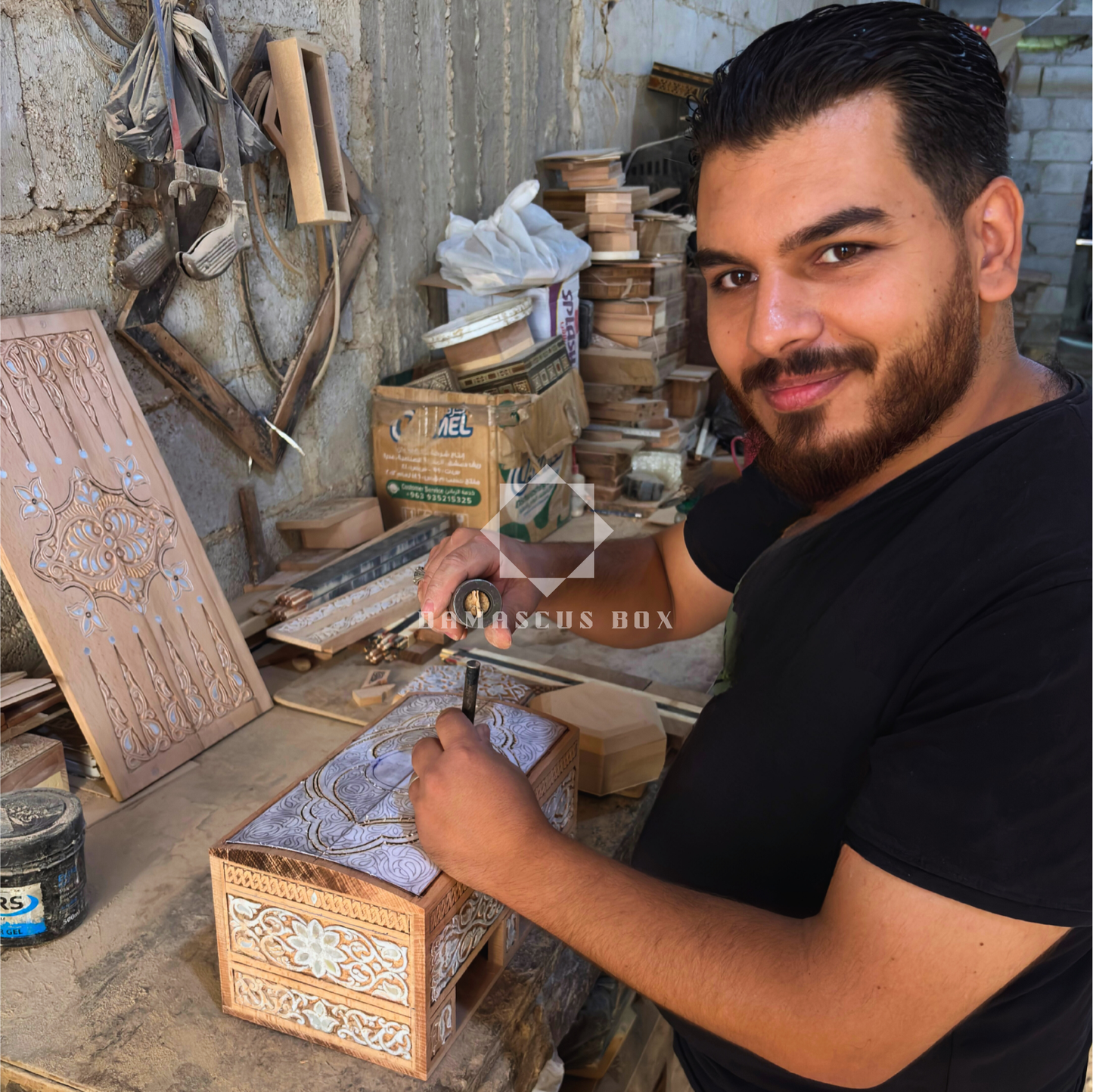 Caja de Haya Tallada a Mano con Nácar – Elegancia en Acabado Nogal