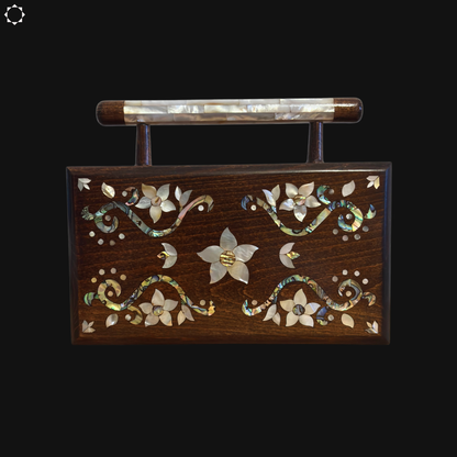 Der Garten des Lichts – Handgefertigte Damaszener Clutch aus Nussbaumholz mit Blumen-Perlmuttintarsien