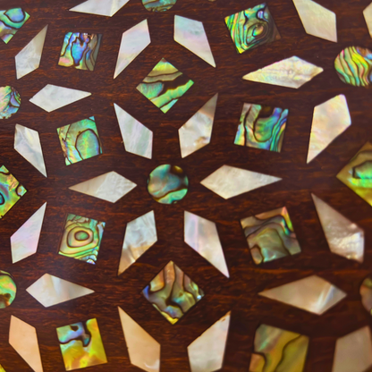 Zenobia – Clutch Damascena di Lusso in Noce con Intarsi in Madreperla e Interno in Broccato