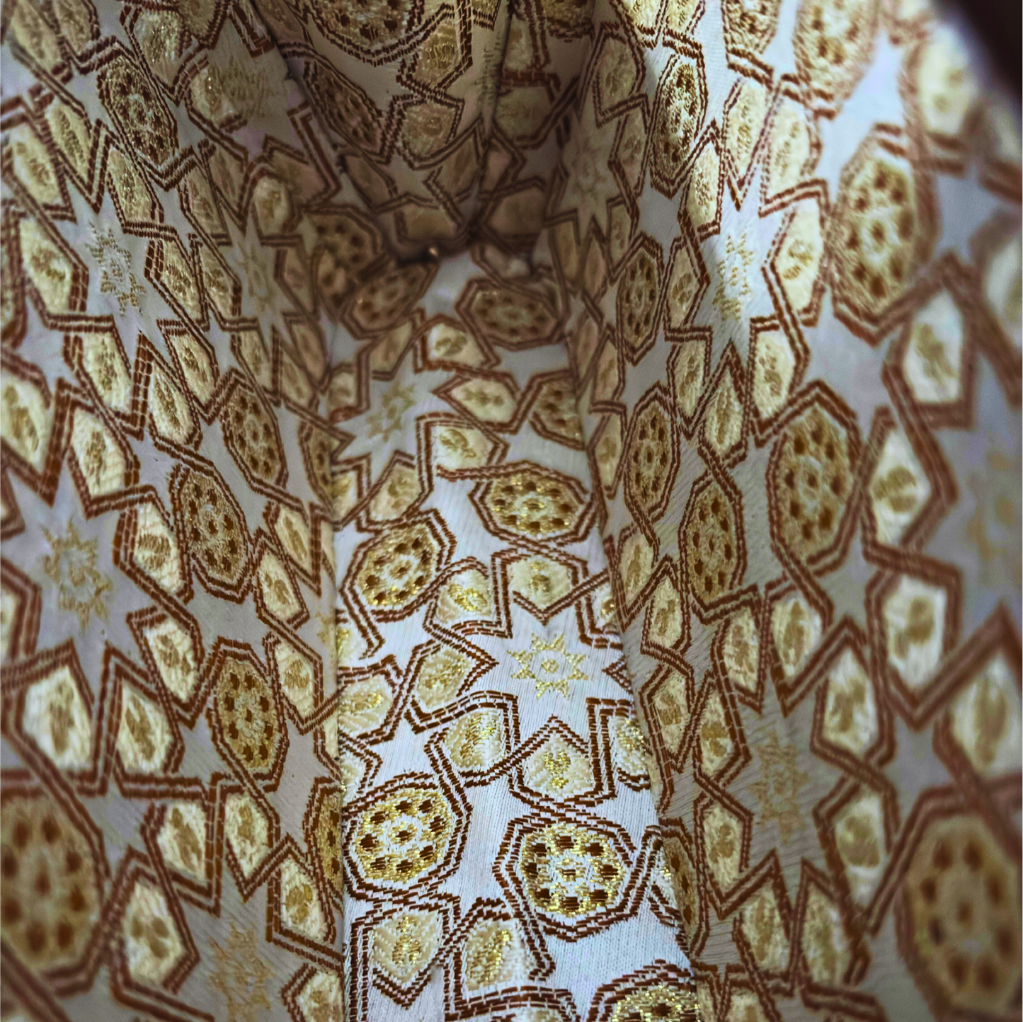 Zenobia – Clutch Damascena di Lusso in Noce con Intarsi in Madreperla e Interno in Broccato