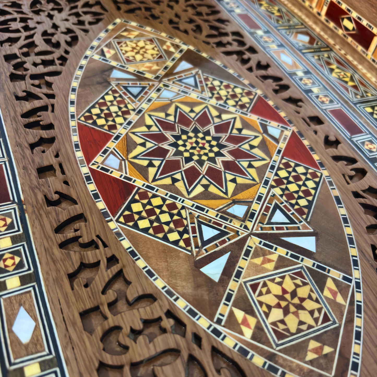 Damaskus Mosaik Holztablett – Perlmutt Intarsie & Natürliche Holzfarben