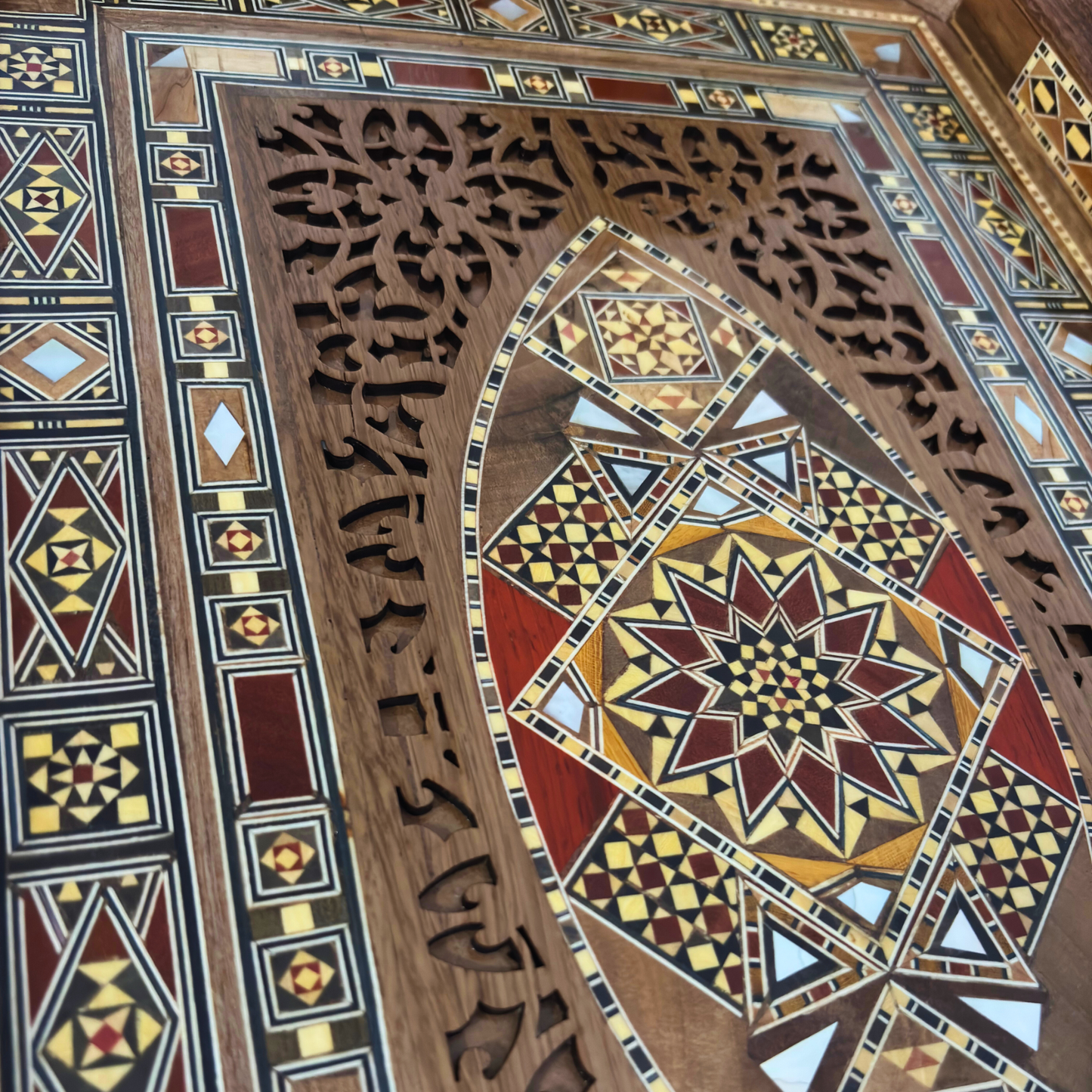 Damaskus Mosaik Holztablett – Perlmutt Intarsie & Natürliche Holzfarben