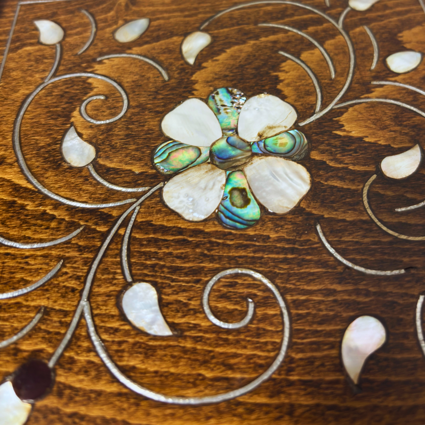 Handgefertigte Luxusbox aus Damaskus – Perlmutt & Samteleganz