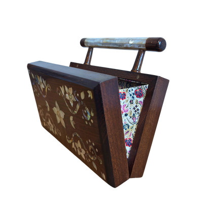 Der Garten des Lichts – Handgefertigte Damaszener Clutch aus Nussbaumholz mit Blumen-Perlmuttintarsien