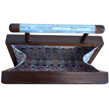 Der Garten des Lichts – Handgefertigte Damaszener Clutch aus Nussbaumholz mit Blumen-Perlmuttintarsien