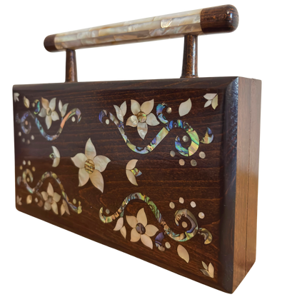 Der Garten des Lichts – Handgefertigte Damaszener Clutch aus Nussbaumholz mit Blumen-Perlmuttintarsien