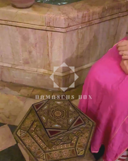 Boîte à Mosaïque Damasquine par Maître Gaby Al Dayeh – Nacre & Velours